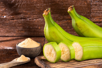 Raw and dried green bananas, plantain flour, resistant flour, prebiotic food, gut health © Luis Echeverri Urrea