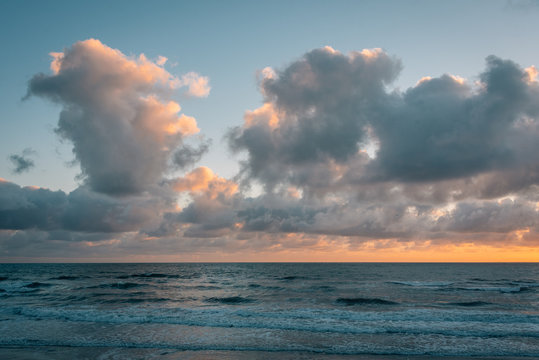 Sunset over the Pacific Ocean in Del Mar, San Diego, California © jonbilous