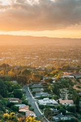 Obraz premium Sunset view from the Universal City Overlook on Mulholland Drive in Los Angeles, California