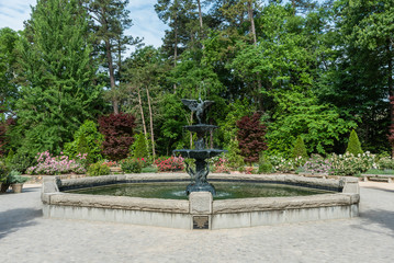 Fototapeta na wymiar Beautiful fountain in a botanical garden in springtime in Durham, North Carolina