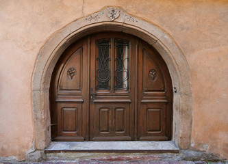 Fototapeta na wymiar Ancient Medieval arched wooden doorway