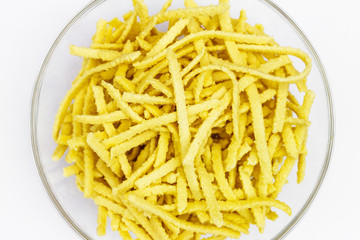 Spätzle in einer Glasschale