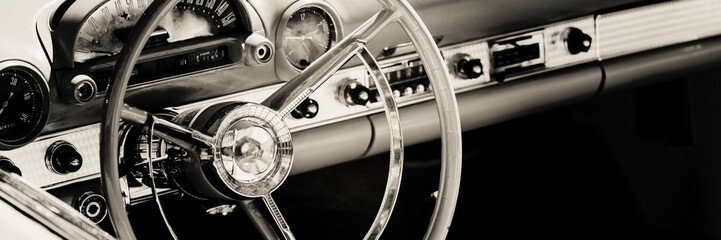 Interieur van een klassieke Amerikaanse auto, oud vintage voertuig