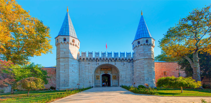 Entrance of the Topkapi palace - istanbul, Turkey