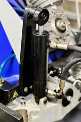 Oil black piston to regulate the descent of the band saw.