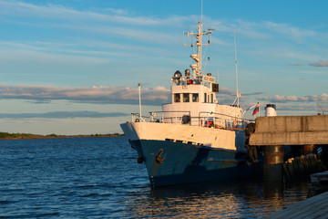 Naklejka premium KEM, REPUBLIC OF KARELIA, RUSSIA - JUNE 24, 2018: Ship Vasily Kosyakov at the pier Aista in the summer evening. Village of Rabocheostrovsk. White Sea, Kemsky District, Republic of Karelia, Russia