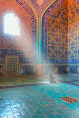 Details der Jameh-Moschee - muslimische Frau mit Kopftuch und Hijab betet in der Moschee © muratart