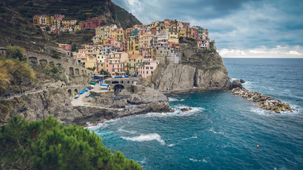 Fototapeta na wymiar The seaside village of Manarola sits on the famous cliffs of Cinque Terre in La Spezia, Italy