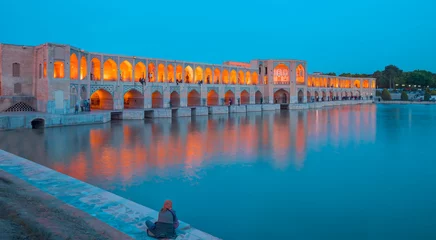 Cercles muraux Pont Khadjou Unidentified Iranian family resting in the ancient Khaju Bridge, (Pol-e Khaju) -Isfahan, Iran