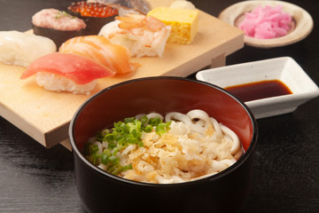 うどんと寿司のセットメニュー