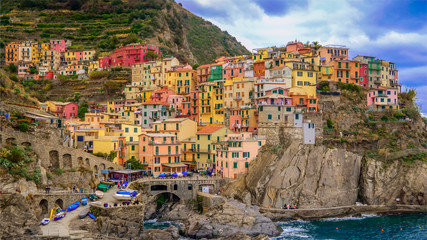 Fototapeta na wymiar The seaside village of Manarola sits on the famous cliffs of Cinque Terre in La Spezia, Italy