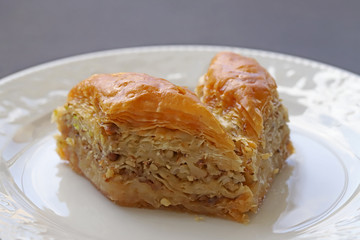  TÜRKÇE Beyaz tabak içerisnde cevizli baklava tatlısı 45 / 10000 İNGİLİZCE Çeviri yap:GoogleBing Dessert baklava with walnuts in a white dish