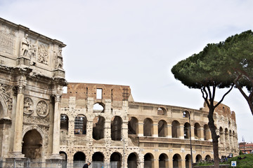 Obraz premium Arch of Constantine. The arch is located near the Colosseum and is designed to commemorate the victory of Constantine against Maxentius.
