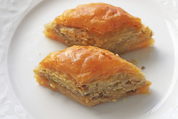  TÜRKÇE Beyaz tabak içerisnde cevizli baklava tatlısı 45 / 10000 İNGİLİZCE Çeviri yap:GoogleBing Dessert baklava with walnuts in a white dish