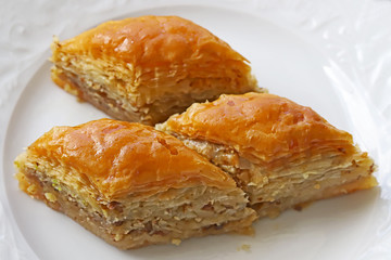  TÜRKÇE Beyaz tabak içerisnde cevizli baklava tatlısı 45 / 10000 İNGİLİZCE Çeviri yap:GoogleBing Dessert baklava with walnuts in a white dish