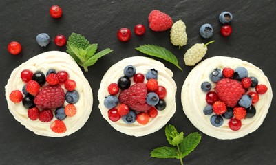 Meringue with berries.