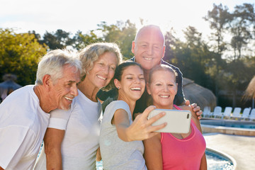 Senioren machen Selfie mit dem Smartphone