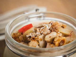 Gesundes Müsli mit Hafer und Apfel im Einweckglas