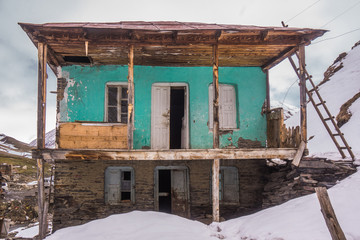 Fototapeta na wymiar old georgian house in ushguli