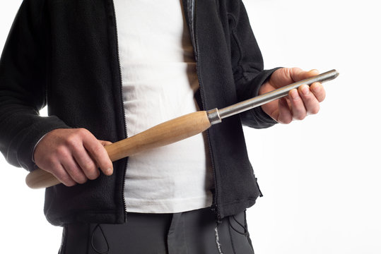 Drechsler h&auml;lt Drechselmesser in H&auml;nden