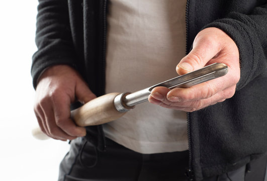 Drechsler mit Drechselmesser in H&auml;nden, wood turner