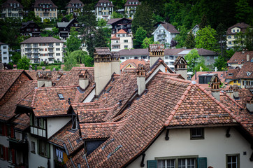 Calle turistica tipica y clasica, en el centro de la ciudad Suiza de Bern.