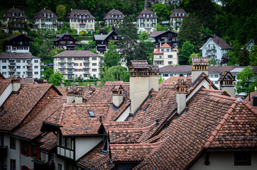 Calle turistica tipica y clasica, en el centro de la ciudad Suiza de Bern.