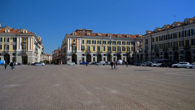 Panoramica di persone in Piazza Galimberti Cuneo