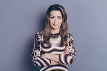 Obraz premium Portrait of her she nice-looking attractive lovely cheerful wavy-haired lady folded arms isolated over gray pastel violet purple background
