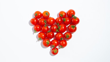 プチトマトで作ったハートマーク（健康的な愛）