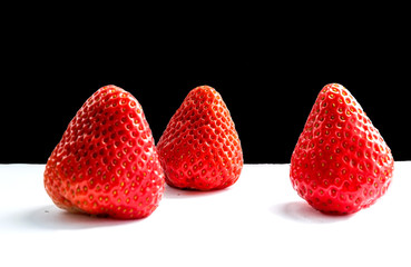 Frische süße Erdbeeren laden zum Essen ein
