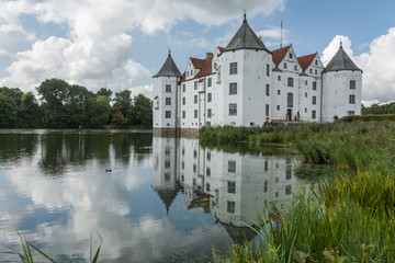 Schloss Glücksburg, Ostseite,  mit Spiegelung im Schlossteich, Schleswig-Holstein, Deutschland