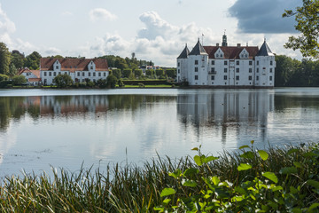 Fototapeta na wymiar Schloss Glücksburg, Westseite mit Schlossteich, Schleswig-Holstein, Deutschland