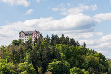 Fototapeta na wymiar Blick auf Schloss Lichtenberg im malerischen Fischbachtal im Odenwald, Hessen, Deutschland