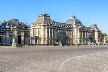 Obraz premium Three-quarter view of the main facade of the Royal Palace of Brussels, the official palace of the King and Queen of the Belgians in the historic center of Brussels, Belgium, on a sunny morning.
