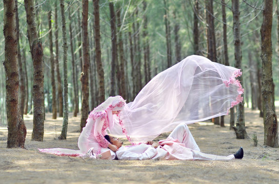 creative outdoor photoshoot of a malay loving couple bride and groom on their wedding wearing a traditional malay dress