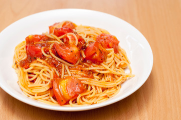 フレッシュトマトとミートソースのパスタ