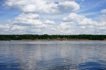 Panoramablick auf das Strandbad Wannsee bei Sonnenschein