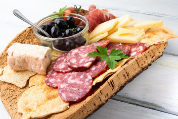 Vassoio con salame, gorgonzola, prosciutto, pecorino e olive nere