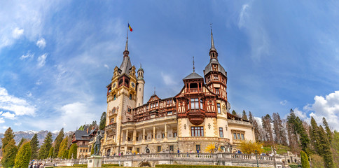Obraz premium Peles Castle, Romania. Beautiful famous royal castle and ornamental garden in Sinaia landmark of Carpathian Mountains in Europe