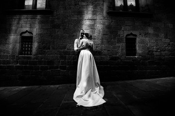 Naklejka premium Bride and groom posing on city streets