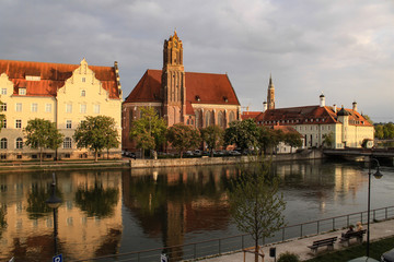 Fototapeta na wymiar Landshut, Isarufer mit Heiliggeistkirche