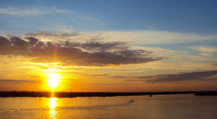 Por do sol no rio Guaíba, na cidade de Porto Alegre, estado do Rio Grande do Sul, pais Brasil.