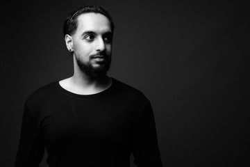 Obraz premium Young bearded Indian man in black and white