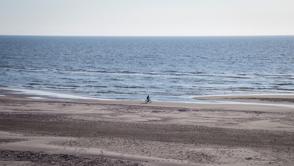 Fototapeta na wymiar Radfahrer Strand Küste Meer