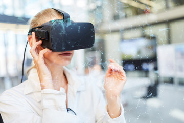 Ärztin mit Visualisierung vor Virtual Reality Brille