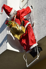 Obraz premium Santa Claus puppet climbing a ladder