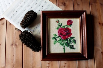 Cuadro vintage con motivo de una rosa en petit point