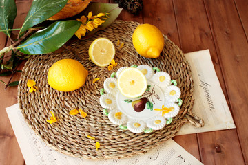 Plato de porcelana vintage y decorado con limones