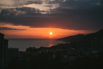 Закат красного цвета с круглым солнце посередине 